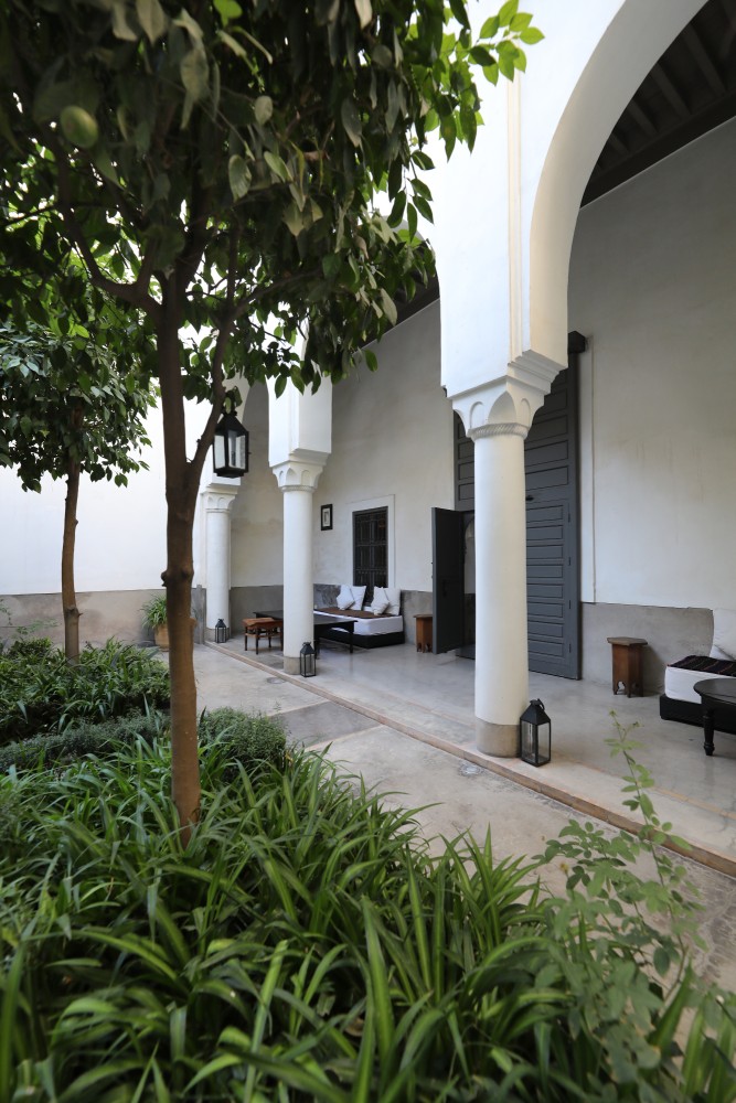 La galerie du patio du Riad Zaouia 44 et sa grande porte grise, au moment de l'arrivée