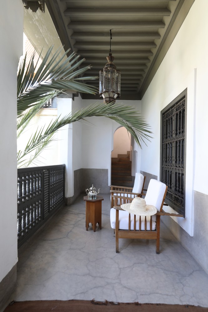 Sur la coursive du riad, deux fauteuils et le plateau de thé posé, prêts pour une arrivée