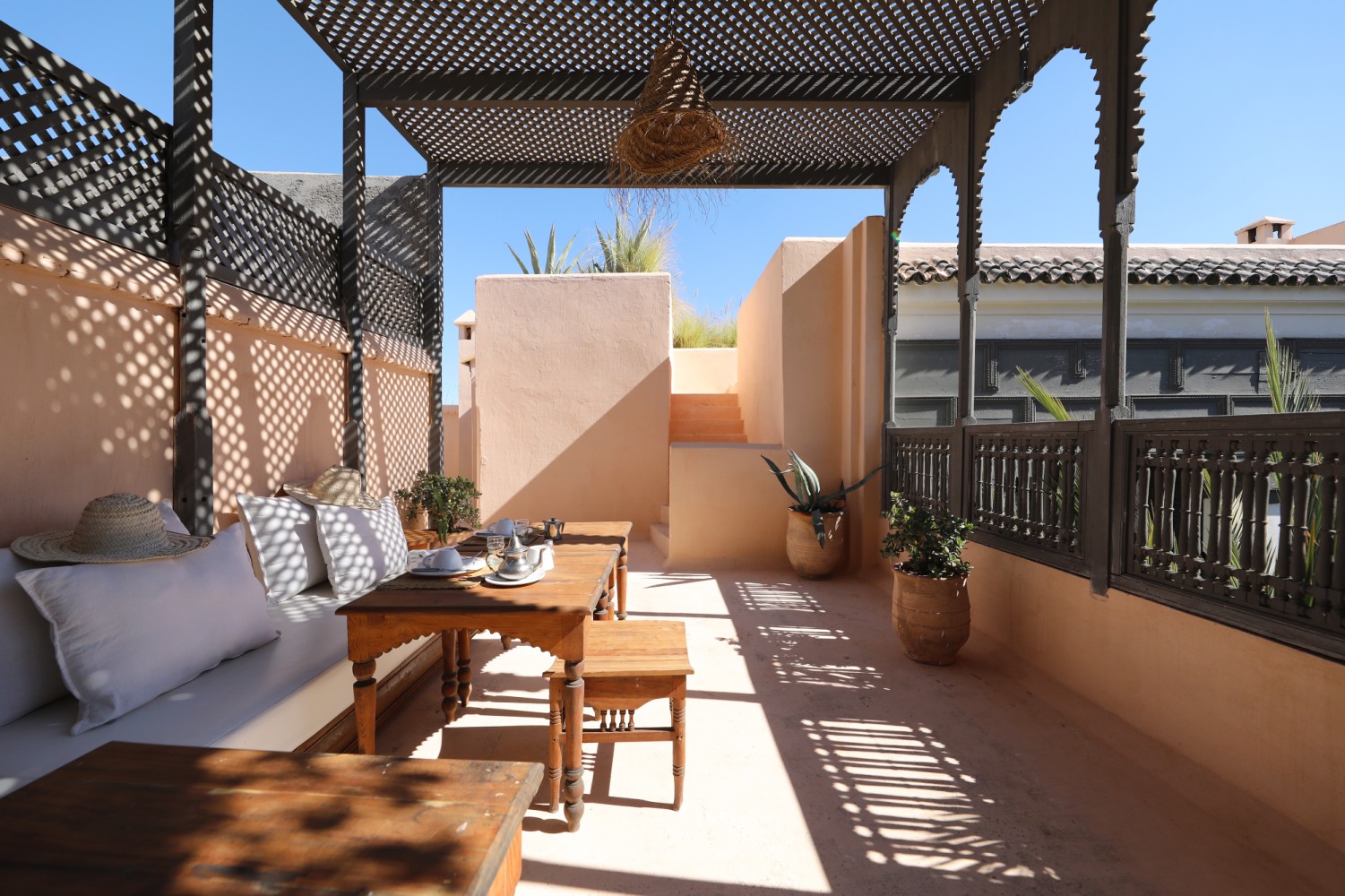 Le petit-déjeuner dressé sur les toits du Riad Zaouia 44, sous la pergola en moucharabieh