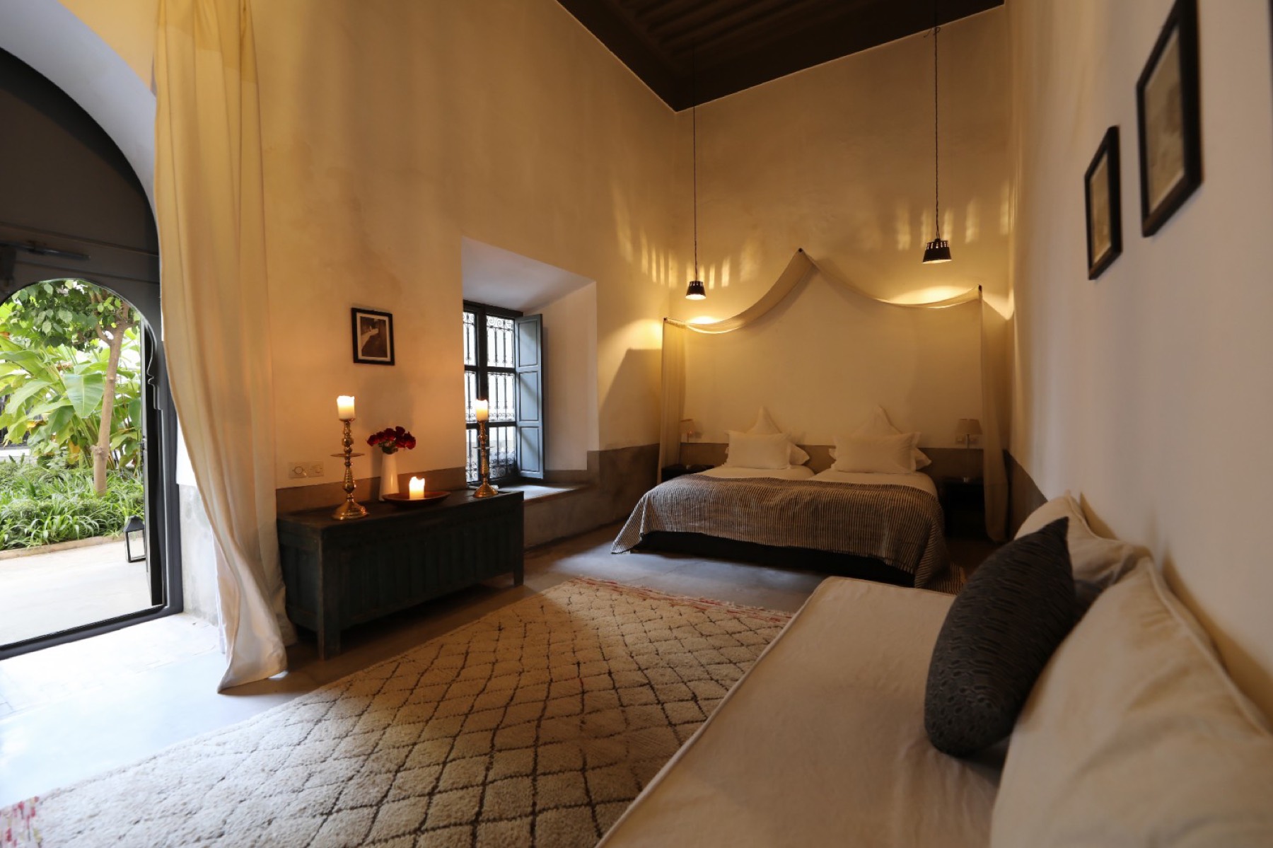 La Suite Grand Patio et son lit à baldaquin de coton kyria blanc