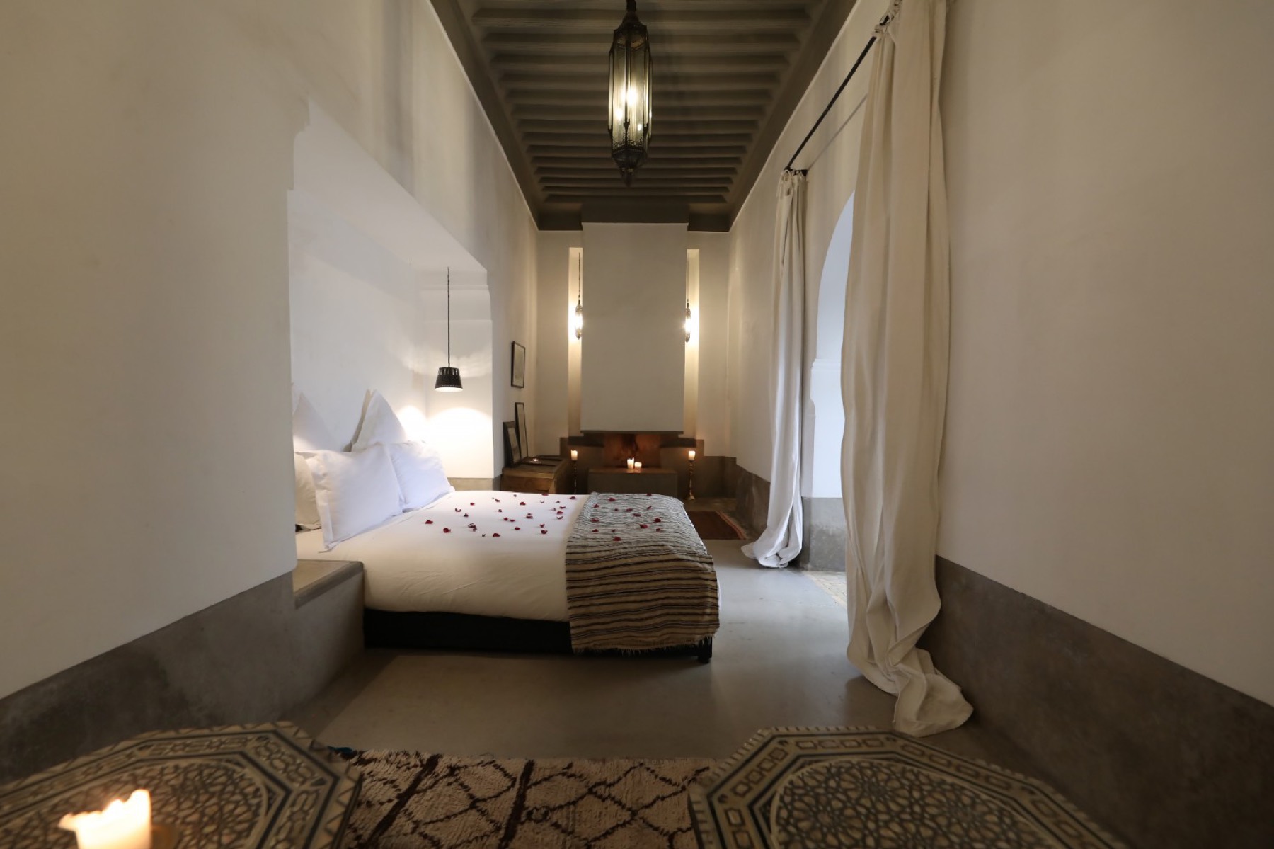 La Suite Petit Patio, cosy avec sa cheminée et son coin salon